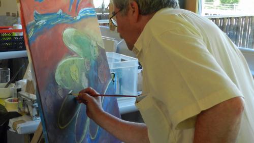 Georg Bednorz, portader dal premi Nobel per fisica, as recreescha cun la pittüra d’acril (fotografia: Annatina Filli)