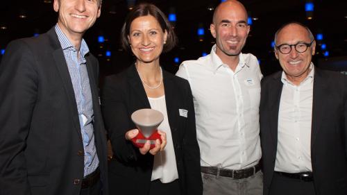 Jon Erni (von links), Antonia Albani, Cla Mosca und Not Carl haben den SVSM Award 2016 für das Projekt miaEngiadina entgegengenommen (Foto: Kevin Hey).