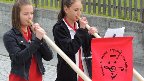 Uffants da la scoula da musica Engiadina Bassa/Val Müstair s’han preschantats a Scuol (fotografias: Benedict Stecher).