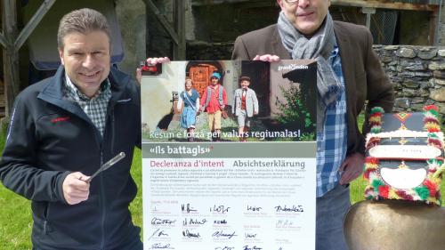 Urs Wohler (a schnestra), directer da la destinaziun turistica Engiadina Scuol Samignun Val Müstair e Markus Steiner, president da la fundaziun Pro Guarda, preschaintan la decleranza d’intent cullas prümas suottascripziuns (fotografia: Flurin Andry).