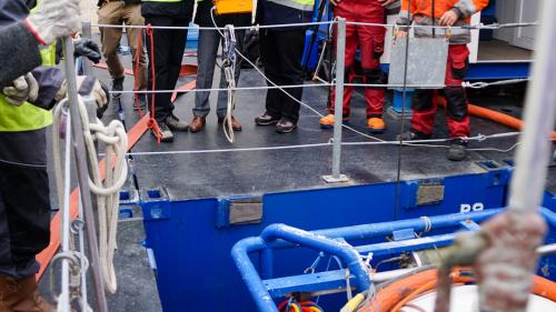 Am Freitagnachmittag hat Regierungsrat Mario Cavigelli (Mitte) die «erste» Tauchkapsel in den Lago di Livigno abgesenkt. Foto: Jon Duschletta 