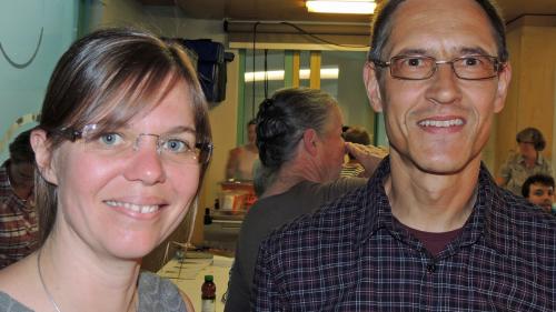 Flurina Auer (a schnestra) e Davide Compagnoni sun respunsabels pels quatter centers dal Procap in Engiadina, Val Müstair e valladas dal süd (fotografia: Benedict Stecher).