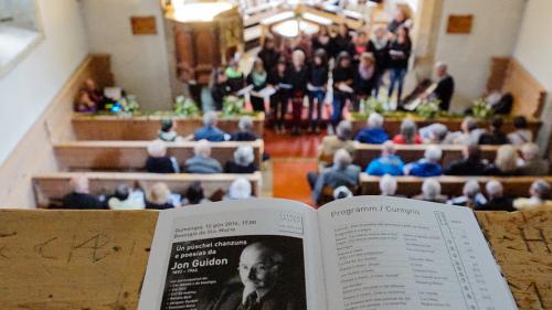 La sairada han organisà Renata Bott, Conradin Mohr e Jon Manatschal suot il patrunadi da la Chasa Jaura (fotografia: Jon Duschletta).