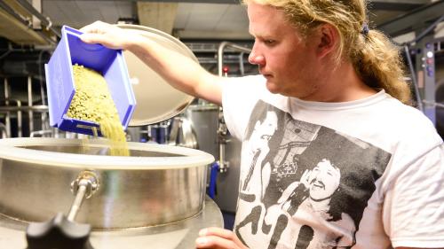 Diplom Braumeister Hannes Gutschmidt gibt den Hopfen bei Fotos: Reto Stifel