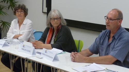 I’l local cultural dal Bogn Engiadina Scuol (BES) han preschantà Elisabeth Calcagnini, Marlies Klesse e Markus Niederdorfer lur argumaints cunter il Plan d’instrucziun 21 (fotografia: Flurin Andry).