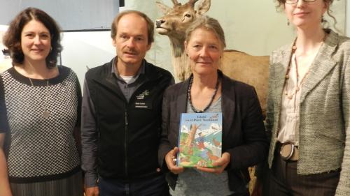 Insembel culs respunsabels dal PNS ha preschantà la Chasa Editura Rumantscha lur nouv cudesch illustrà. Sülla fotografia sun Karin Kohler-Pattis, Hans Lozza (PNS), Aita Dermont-Stupan ed Anita Capaul (fotografia: Annatina Filli).