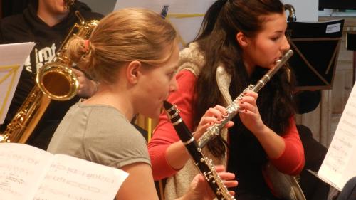 La «Engadin Concert Band» exercitescha per la Festa da musica federala a Montreux (fotografia: Annatina Filli).