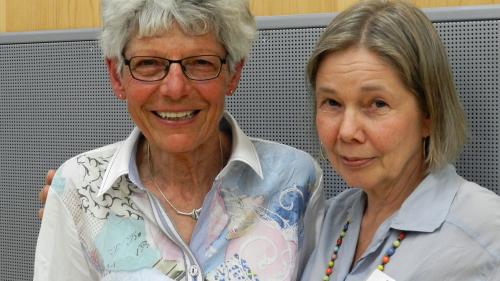 Ursina Mengiardi (a schnestra), presidenta dal Consorzi Chasa Puntota, e la manadra Päivi Karvinen, sun cuntaintas culla gestiun (fotografia: Annatina Filli).