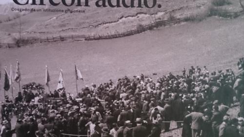 Das Buch zum Abschied der 39 Kreise in Graubünden enthält zum Teil lustige Anekdoten. Foto: Selina Bisaz