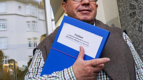 Der St. Moritzer Gemeindepräsident Sigi Asprion hat am Dienstag die Unterschriftenbögen entgegengenommen. Foto: Jon Duschletta
