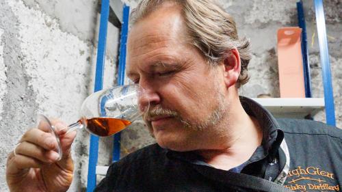 Der Hannoveraner Gunter Sommer prüft und verköstigt in seinem Zollfreilager in Sta. Maria regelmässig sein braunes Gold: «Das wird richtig gut», sagt er selbstbewusst zu seinem knapp jährigen Rohalkohol. Die offizielle Bezeichnung Whisky gibts erst nach d