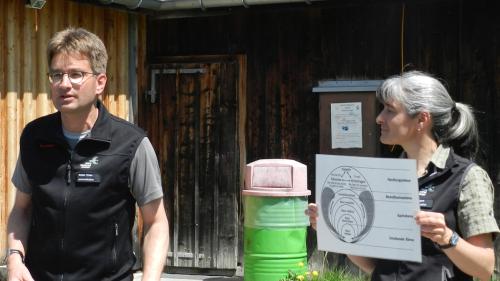 Ils duos collavuraints dal Parc Naziunal Svizzer, Stefan Trieb ed Anna Mathis, organiseschan ils Dis d’aventüra PNS daspö quindesch ons (fotografia: Annatina Filli).