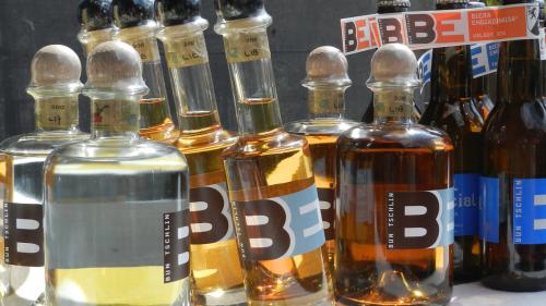 Il sortimaint da la Bieraria Tschlin SA es vast (fotografia: Annatina Filli).