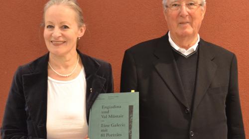 L’organisatura dal colloqui, Mevina Puorger Pestalozzi, e seis giast, Jachen Curdin Arquint, preschaintan il cudesch chi’d es cumparü l’on passà (fotografia: Alina Müller). 