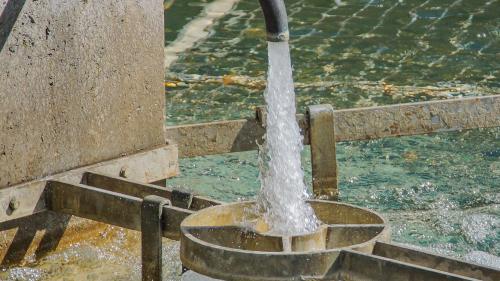 Per cha l’aua sbuorfla a Scuol tuot on gnarà il provedimaint d’aua collià cun quel da la fracziun da Tarasp (fotografia: mad). 
