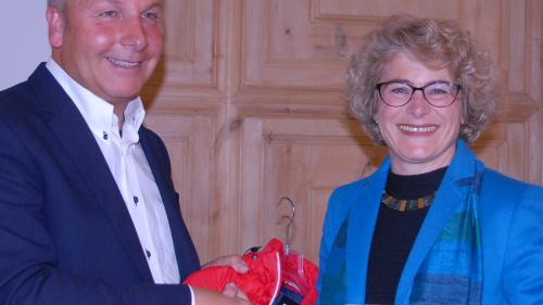 Jon Peer, president dal cussagl administrativ da l’Institut Otalpin Ftan ha gronda spranza cha culla nouva directura Elisabeth Steger Vogt (a dretta) tuorna l’institut ad avair success (fotografia: Nicolo Bass).