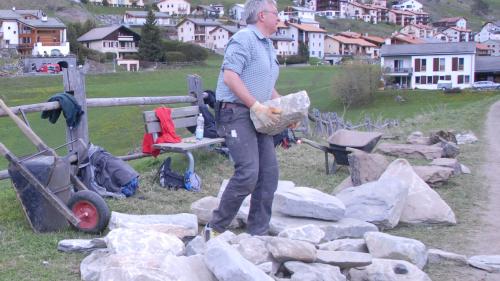 Ils voluntaris sun concentrats vi da la lavur e nun han temp da giodair la cuntrada da Ftan, ourdvart dürant üna cuorta posa.	fotografia: Selina Bisaz