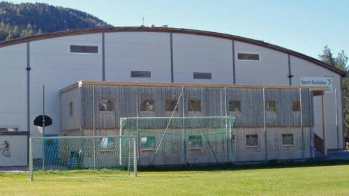 La halla da glatsch a Gurlaina cul nouv annex (fotografia: Jon Carl Stecher).