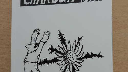 Il nouv cudesch da la Chasa Paterna es dedichà al Chardun e divertischa cun divers texts e caricaturas (fotografia: Selina Bisaz).