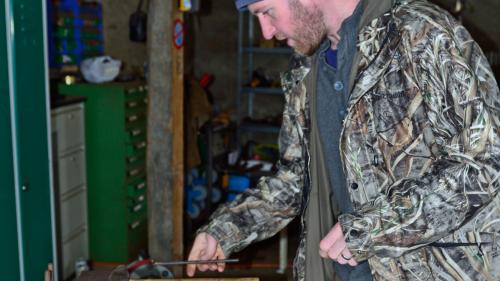 Roger Rominger in seinem Reich, der «Fuschina Schmiede». Hier hat er Raum, sich ganz seiner Leidenschaft, dem Messerschmieden zu widmen. Foto: Annina Notz