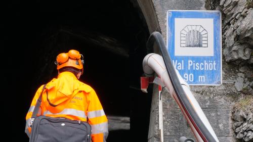Plasch Oswald vom Tiefbauamt Graubünden ist vor Ort verantwortlich für den Ausbau der Samnaunerstrasse. Foto: Jon Duschletta 