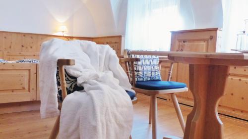 Minchatant piglia ün giast eir il mantel da bogn da l’hotel cun sai a chasa (fotografia: Flurin Andry)