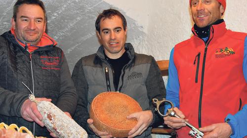 Reto Zanetti (da schnestra), Reto Rauch e Mario Riatsch han preschantà la «Marenda Engiadinaisa» cun prodots chi vegnan stagiunats sur plüs mais i’l schlers dal Chastè da Tarasp.  (fotografias: Nicolo Bass)