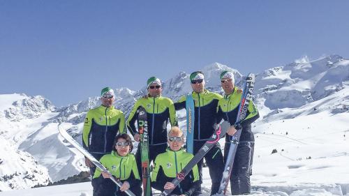 La gruppa da turas da ski «TTUmbrail» cun Renzo Zen, Marcus Cola, Armon Fallet, Sergio Zen (davovart da schnestra a dretta), Cristina Uen e Manuela Zen s’allegran da pudair far trenamaints da not eir in Val Müstair. (fotografia: mad)
