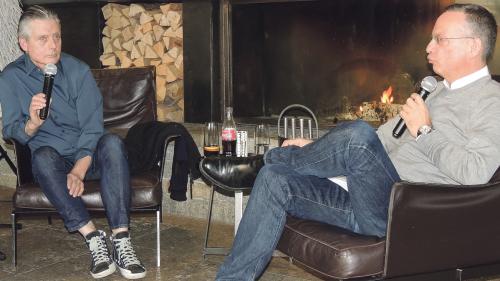 Discuors al chamin cun Ludwig Hatecke (a schnestra) ed Andri Franziscus. (fotografia: Benedict Stecher)