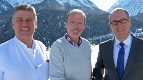 Joachim Koppenberg e Philipp Gunzinger (da schnestra) ingrazchan al cusglier guvernativ Christian Rathgeb pel sustegn da vart dal Chantun pels ospidals regiunals (fotografia: Flurin Andry).