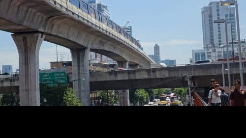 Ein Brücken-Labyrinth führt von der Hochbahn in Bangkok nicht nur über das Chaos am Boden sondern auch zu tollen Überraschungen (Foto: Ruth Bossart).