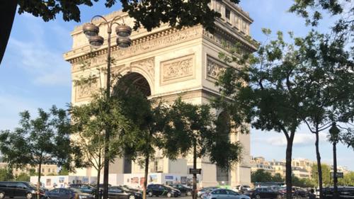 So charmant Paris (Arc de Triomphe) auch sein mag, es hat auch seine Tücken. Foto: Romana Ganzoni