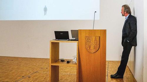 Konrad Steffen, Direktor des Instituts für Wald, Schnee und Landschaft, sprach im Januar über das schmelzende Eisschild Grönlands. Foto: Jon Duschletta