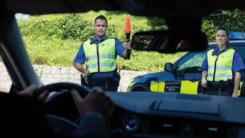 Mitarbeitende des neuen Bundesamts für Zoll und Grenzsicherheit (BAZG) bei einer Fahrzeugkontrolle. Foto: BAZG