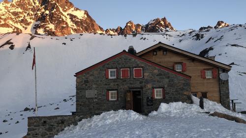 Die Chamanna d’Es-cha vor dem Piz Kesch im Morgenrot.