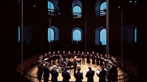 Das Origen Vocal Ensemble unter der Leitung von Clau Scherrer im Julierturm.