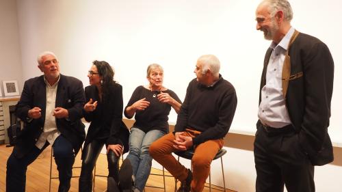 Hätten auch nach Podiumsende noch ewig weiterdiskutieren können (von links): Felix Stoffel, Pamela Napoletano, Irma Siegwart, Roberto Lucchinetti und Marco Giacometti.                Foto: Marie-Claire Jur