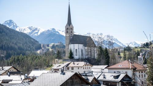 Die Kirchgemeinde von Scuol wird Einsprache gegen das Baugesuch der Swisscom einreichen (Foto: Mayk Wendt).