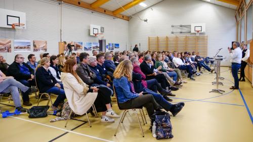 Grossaufmarsch der InnHub-Gemeinschaft am Donnerstag in der Turnhalle in La Punt Chamues-ch. Foto: Jon Duschletta