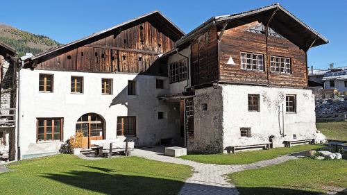 A partir da gün metta il cumün da Val Müstair a disposiziun la Chasa Plaz sco allogi collectiv (fotografia: mad).