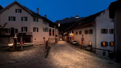 Il Plan Lumière dal cumün da Scuol prevezza d’adattar l’iglüminaziun publica per plazzas, vias e monumaints istorics. In ün prüm pass dess quel gnir realisà ad Ardez (fotografia: nachtaktiv GmbH).