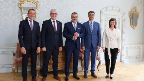 Die Bündner Regierung in neuer Zusammensetzung (von links): Martin Bühler, Jon Domenic Parolini, Peter Peyer, Marcus Caduff und Carmelia Maissen. Foto: z.Vfg