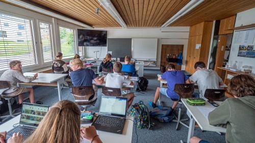 Zwar sei es herausfordernd, Lehrpersonen zu finden, doch letztendlich haben die befragten Schulleiter bisher jede offene Stelle besetzen können, so das Fazit der befragten Schulleitenden von diversen Engadiner Schulen.					Foto: Daniel Zaugg