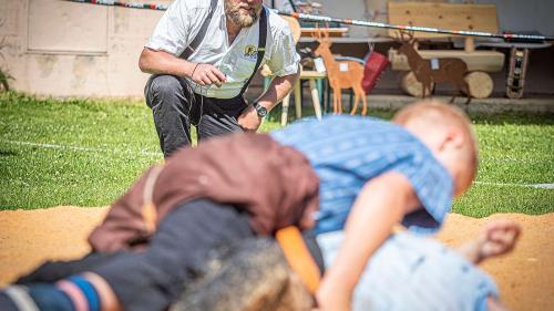 Unter den wachsamen Augen von Kampfrichter Jon Fadri Carpanetti schwingen zwei Buben in Zuoz. Foto: Daniel Zaugg