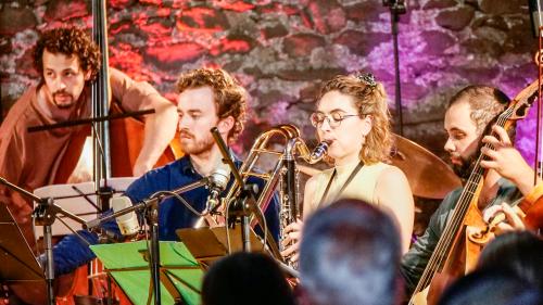 Intuot 15 musicistas e musicists han laschà resunar i’l rom dal concert «In die Zeit gewoben» trais cumposiziuns pretensiusas cun vusch ed instrumaints vegls e moderns. fotografia: Jon Duschletta