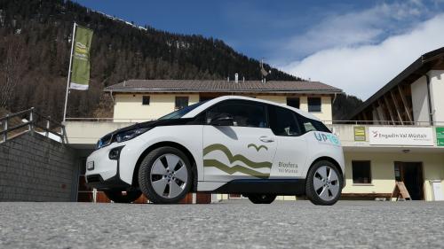 Daspö l’on 2019 pon giasts ed indigens tour a fit quist auto electric chi’d es staziunà a Tschierv pro l’administraziun dal parc da natüra Biosfera Val Müstair (fotografia: Biosfera Val Müstair).