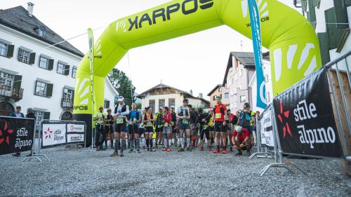 Die Wettkämpferinnen und Wettkämpfer frühmorgens beim Start in Samedan. Foto: Luca Franziscus