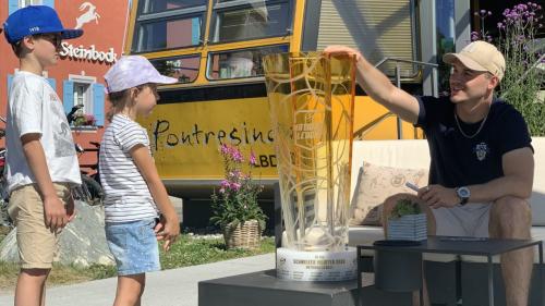 Nico Gross und der Meisterpokal: Der Pontresiner Eishockey-Profi nutzte einen Besuch in der Heimat zur Autogrammstunde.  Foto: Andrea Flach