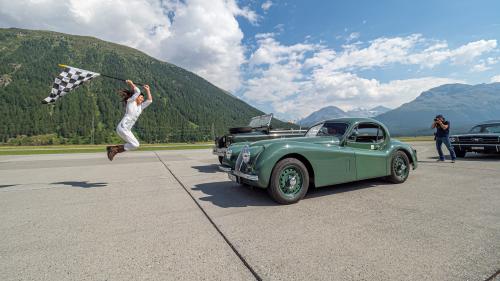 Probelauf für das Beschleunigungsrennen Kilomètre Lancé auf dem Flugplatz in Samedan. Das Starter-Girl schickt einen Jaguar Xk 120 Baujahr 1947 auf die Strecke.   
Foto: Daniel Zaugg