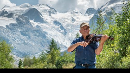 Der Samedner Glaziologe Felix Keller wünscht sich mehr Handeln und weniger Alarmismus, wenn es darum geht, Lösungen für das Gletschersterben zu finden. Dafür packt er auch mal die Geige aus. Foto: Reto Stifel